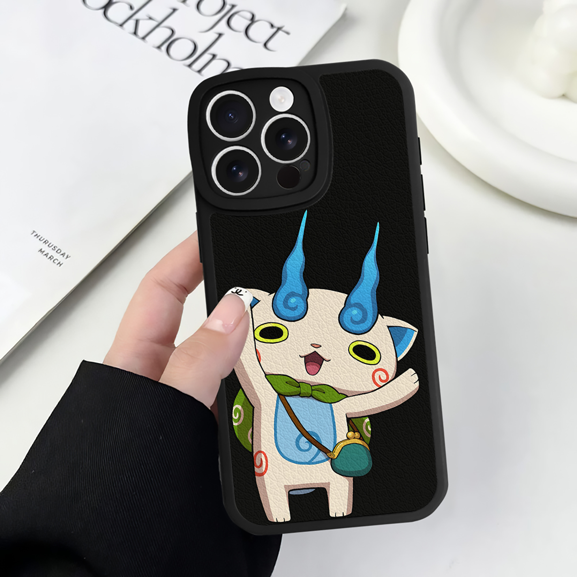 （画像用） 妖怪ウォッチ Yo-kai Watch 【iPhone 16シリーズ対応】シリコンスマホケース（レザー調） 材質：シリコン